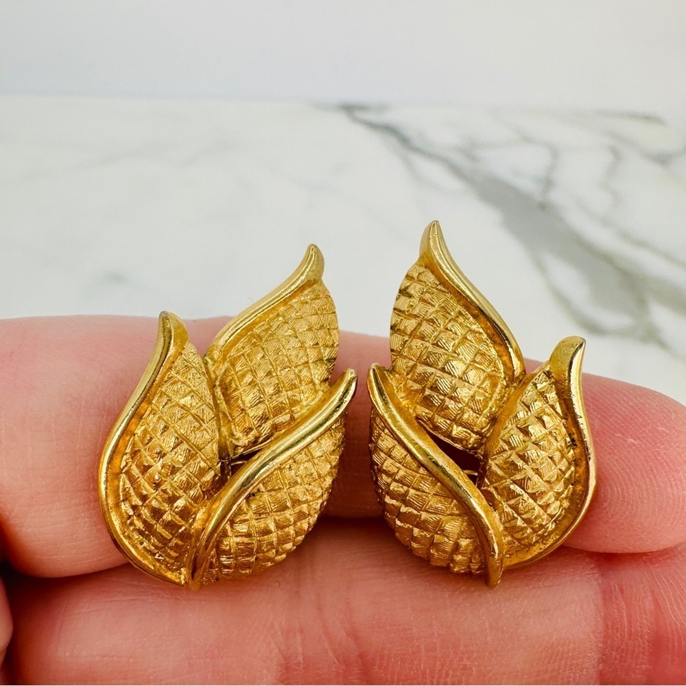 Vintage Coro Clip Leaf Earrings Signed Gold Tone Flame Mid Century 1960s Estate - Picture 3 of 10
